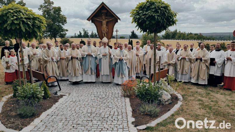 Wegbegleiter im priesterlichen Dienst und Mitbrüder waren am großen Tag zur Priesterweihe nach Schwarzenfeld gekommen. In der Mitte Weihbischof Josef Graf mit den Neupriestern Pius Görres (Mitte link ) und Thomas Höflich (rechts). Bild: mab