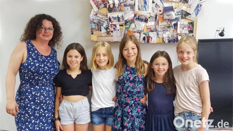 Die fünf Mädchen nähten für einen guten Zweck. Die Spenden über 245 Euro übergaben sie an Beiratsvorsitzende Diana Hermann von der Tafel in Weiden/Neustadt. Bild: njn