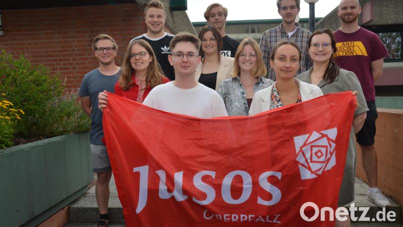 Christina Schmid aus Vohenstrauß (vorne, rechts) und Alexander Roth aus Regensburg (vorne, links) wurden als Doppelspitze an die Spitze der Jusos in der Oberpfalz gewählt. Bild: dob