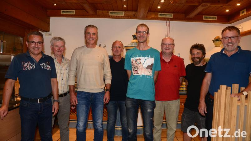 Die Mitglieder wählten die neue Vorstandschaft des Männergesangvereins "Harmonie" Neuhaus mit Vorsitzenden Johannes Spachtholz, Zweiten Vorsitzenden Wolfgang Windschiegl, Kassier Klaus Windschiegl (vordere Reihe von links) und Schriftführer Klaus Höning (rechts). Als Beisitzer wurden Ludwig Kreinhöfner und Markus Kaiser (auch Kassenprüfer), als Tafelmeister Stefan Schricker und weiteren Kassenprüfer Clemens Schönberger (hintere Reihe von links) gewählt. Bild: bey