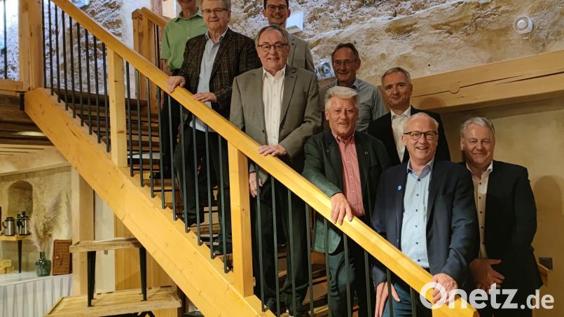 Nach ihrem Ausscheiden aus dem Kreistag dankten (v.r.) Landrat Richard Reisinger, Fraktionsvorsitzender Bernhard Lindner und Landtagsabgeordneter Dr. Harald Schwartz den ehemaligen Kollegen. Bild: paf
