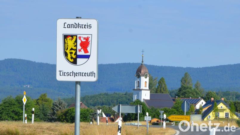 Die bei der Gebietsreform gezogene Grenze trennte den Raum Erbendorf vom Landkreis Neustadt/WN ab. Die nur wenige hundert Meter voneinander entfernten Orte Premenreuth (im Hintergrund) und Bernstein gehören seitdem zu unterschiedlichen Landkreisen. Bild: Benkhardt
