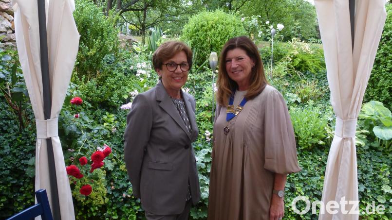 Anna Preuß (links) übergibt das Präsidentenamt an Iris Müller. Bild: bk