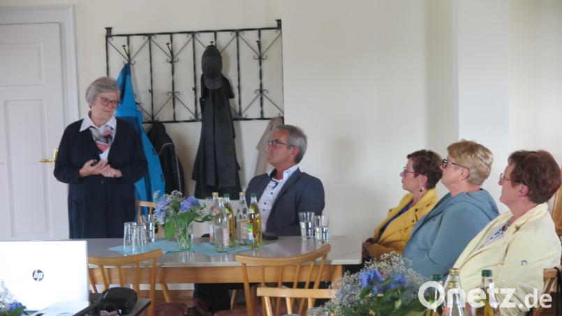 „Mit unserer Hilfsaktion für die Feuerkinder haben wir in Tansania schon viel erreicht“, berichtete Dr. Annemarie Schraml aus Waldsassen (links) bei ihrem Vortrag im Pfarrheim. Bild: jzk