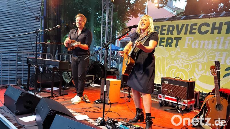 Claudia Koreck und ihr Mann Gunnar Graewert freuten sich mit dem Oberviechtacher Publikum über ein „bewegtes Konzert“ zum Stadtjubiläum. Bild: lg