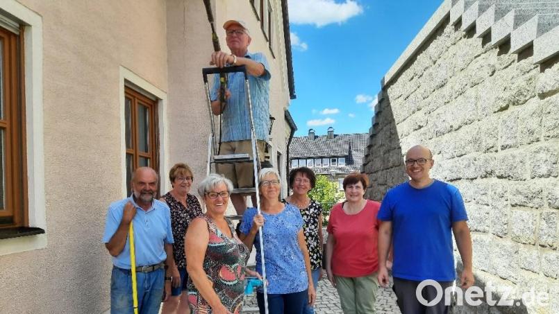 Das Bild zeigt die fleißigen Helfer, die das Pfarrgemeindehaus in Ebnath für das Bürgerfest auf Vordermann gebracht haben. Bild: soj