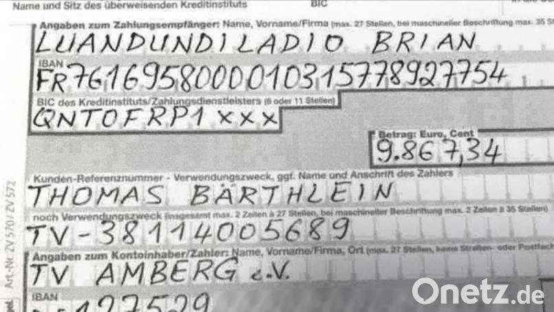 Diesen Überweisungsträger warf ein Unbekannter bei der Hausbank des TV 1861 ein. Die Unterschrift des Vorsitzenden Thomas Bärthlein war aufkopiert, wie sich hinterher herausgestellt hat. Bild: Petra Hartl
