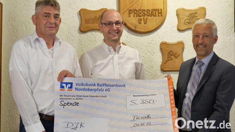 Stefan Schedl, Regionalmarktleiter der Volksbank Raiffeisenbank (rechts), überreicht den symbolischen Spendenscheck an Roman Kastl (links) und Christian Gareis. Bild: do