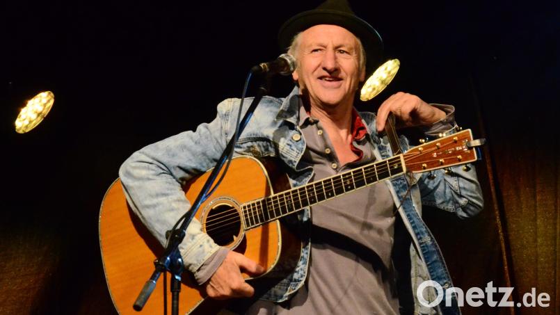 Georg Ringsgwandl rückt sich den Gitarrengurt zurecht. Bild: Kunz