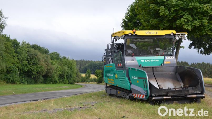 Die Asphaltarbeiten an der Staatsstraße und der B22 zwischen Erbendorf und Windischeschenbach sind abgeschlossen. Trotzdem wird der 2,5 Kilometer lange Abschnitt noch einige Tage gesperrt sein. Bild: Benkhardt