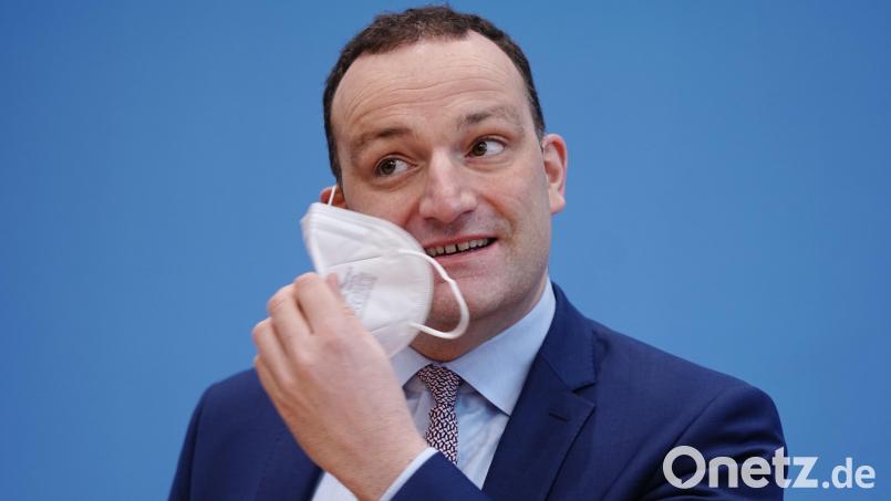 Jens Spahn (CDU) nimmt zu Beginn einer Pressekonferenz seine FFP2-Maske ab. Symbolbild: Kay Nietfeld