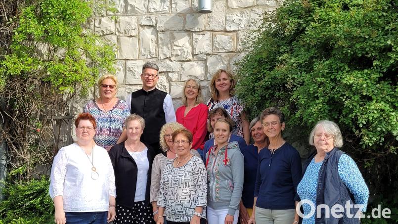 Das neue Führungsteam des Ammersrichter Frauenbundes: Gabi Ries, Pfarrer Michael Jakob, Uta Maria Kriegler und Rosi Kummert (hinten von links) sowie 
Susanne Müllner, Maria Losch, Monika Peter, Kornelia Ballach, Karin Netta, Andrea Zeitler, Elfriede Schwab-Götz, Theresia Finger und Irene Zeller (vorne von links). Bild: ads