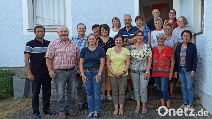 Pfarrer Pater Anish George (links) bekochte zum Dank für ihr Engagement den Kirchenchor St. Ägidius Ebnath. Bild: soj