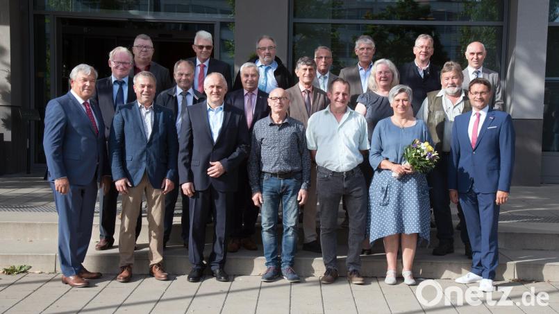 Die „goldenen“ Handwerksmeister aus Amberg-Sulzbach mit HWK-Vizepräsident Gerhard Ulm (links) und Geschäftsführer Alexander Stahl (rechts). Bild: Hailer