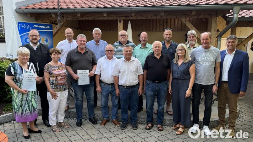 Beim Johanni Dämmerschoppen in Stichns Biergarten zeichneten Ortsvorsitzende Anita Hessler, Bürgermeister Edgar Knobloch und Landrat Andreas Meier langjährige Mitglieder für ihre Treue zur CSU aus. Bild: mor