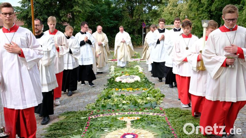Der Weg des Primizianten zu seinem ersten Gottesdienst führte über kunstvolle und farbenprächtige Blumenteppiche. Die Gesangsgruppe &quot;Alive&quot; und der Bergchor St. Barbara hatten die Bilder in den Tagen zuvor und am Primiztag selbst schon im Morgengrauen gestaltet. Bild: mab