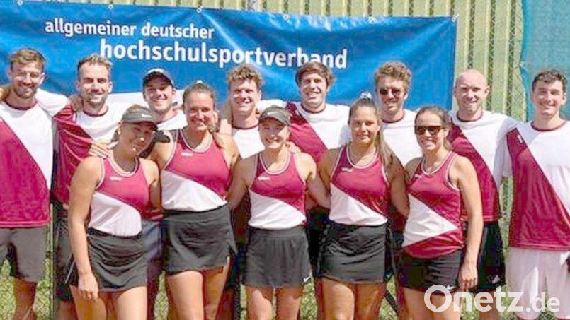 Die Regensburger Uni-Truppe mit Mira Stegmann (vorne Dritte von links). Bild: Uni Regensburg/exb