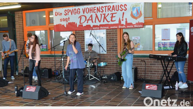 Die neugegründete Projektband &quot;Retake&quot; der MiVoh gestaltete den Abend des Spielenachmittags bei der Spielvereinigung Vohenstrauß und verpasste der erfolgreichen Veranstaltung einen rockigen Schlussakkord. Bild: dob