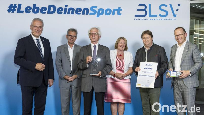 Bernhard Saurenbach (Dritter von links) mit (von links) Sportminister Joachim Herrmann, dem Präsidenten von Lotto Bayern, Claus Niederalt, der Ehrenamtsbeauftragten des Freistaates, Eva Gottstein, dem BLSV-Bezirksvorsitzenden Hermann Müller und dem BLSV-Präsidenten Jörg Ammon. Bild: BLSV/W.M. Photofabrik GmbH, Wolfram Murr.