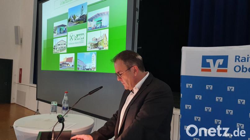 Durchwegs positive Zahlen hatte der Geschäftsführer der Raiffeisen-Markt Waren GmbH, Josef Scheidler, zur Vertreterversammlung in die Stadthalle nach Erbendorf mitgebracht. Bild: mez