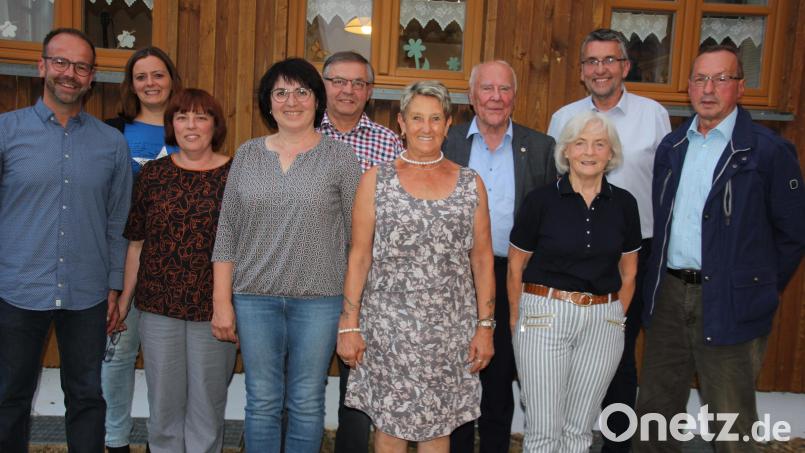 Der OWV-Zweigverein Griesbach ehrte langjährige Mitglieder. Im Bild: (von links) Tobias Schön, Stefanie Gröger, Roswitha Rödl, Petra Gmeiner, Konrad Gmeiner, Irmgard Meier, Gisbert Kusche und Karolina Kusche sowie Günter Gradl. Es gratulierte Bürgermeister Franz Schöner (Zweiter von rechts). Bild: kro