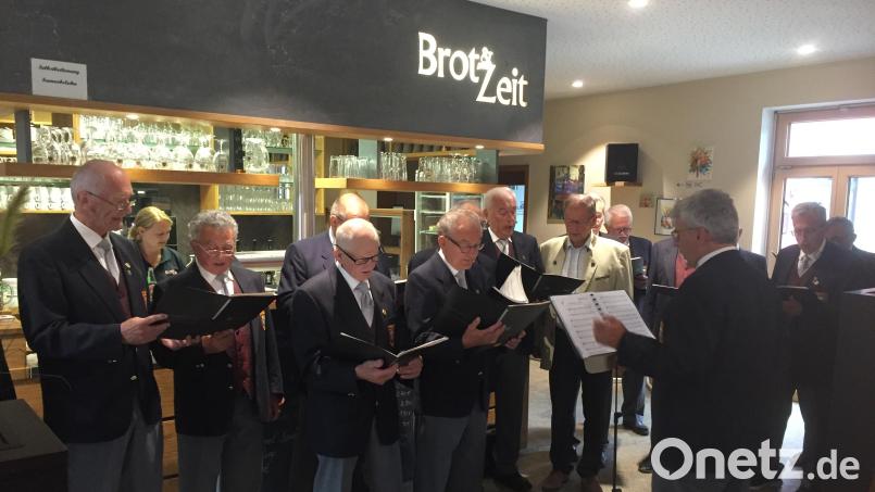 Zur Ausstellungseröffnung „Heimatansichten“ des Schwarzenbacher Hobbykünstlers Konrad Fischer überraschte der Männergesangverein Bärnau seinen Sangesbruder, der gleich selbst mitmachen dürfte. Bild: awo