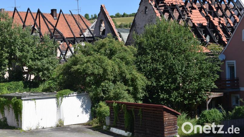 &quot;Lost Places&quot; in Hohenburg: Gut zwei Jahre ist es her, dass am Marktplatz in Hohenburg drei Häuser abgebrannt sind. Eine Notsicherung wurde zwar gemacht, aber bautechnisch ist nach wie vor nichts zu sehen. Bild: bö
