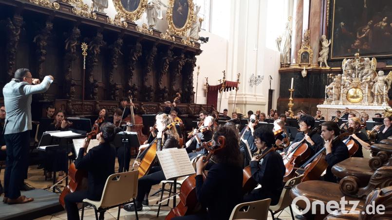 Das Orchester der Hochschule für Musik in Nürnberg unter der Leitung von Daniel Alfred Wachs (links) bereitete dem Publikum in der Basilika ein außergewöhnliches Konzerterlebnis. Bild: pz