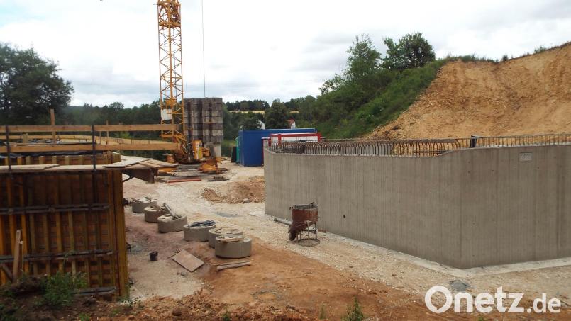 Der Bau der Westumfahrung von Kümmersbruck geht zügig voran, der erste Brückenbau über den Radweg ist bereits deutlich sichtbar. Bild: e