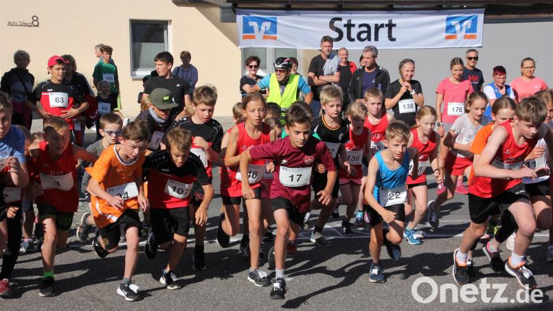 Der Wiesauer Felix Pappenberger (Startnummer 17) beim Start über 1600 Meter. Am Ende siegte er über diese Laufdistanz in 6:09 Minuten. Bild: kro