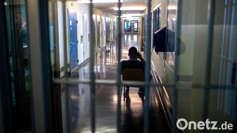 Muss ein mittlerweile 60 Jahre alter Drogenschmuggler ins Gefängnis? Symbolbild: Jens Büttner/dpa