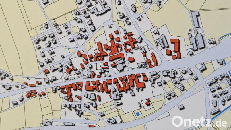 In Gebenbach gibt es über 50 Baulücken mit einer Gesamtfläche von etwa 90.000 m² sowie weitere rund 48.000 m², die nur geringfügig bebaut sind. Rot eingezeichnet sind die dicht aneinander liegenden Hofstellen im Ortskern. Bild: gf