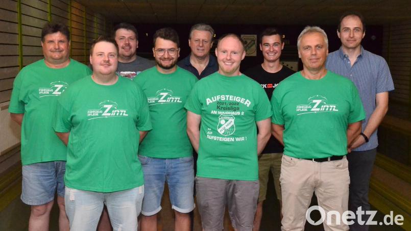 Sie feiern den sportlichen Aufstieg in die Kreisliga: (von links) Manfred Schneider, Fabian Hölzel, Dominik Hölzel, Kevin Prem, Hugo Wild, Christian Zintl, Felix Uschold, Harald Licha und Thomas Wild. Bild: fjo