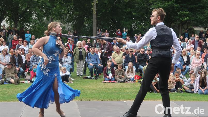 &quot;Baby it&#039;s cold outside,&quot; Emilie und Simon necken sich beim Slowfox. Bild: Kunz
