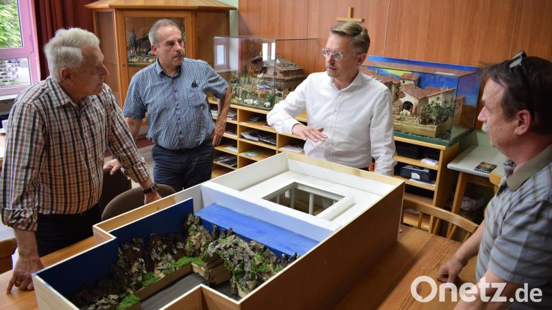 Landtagsabgeordneter Tobias Reiß (Zweiter von rechts) übernahm die Ehrenschirmherrschaft für die 11. Große Krippenschau in Plößberg. Von den Krippenschnitzern des OWV Plößberg ließ er sich das diesjährige Konzept erklären. Mit im Bild die Mitorganisatoren Manfred Kopp, Harald Gerl (von links) und Hubert Haubner (rechts). Bild: szl