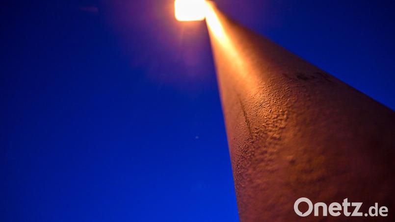 Die Straßenbeleuchtung im unteren Ortsbereich sowie am Geh- und Radweg nach Grünberg waren Thema im Bau- und Umweltausschuss Brand. Symbolbild: Felix Kästle/dpa