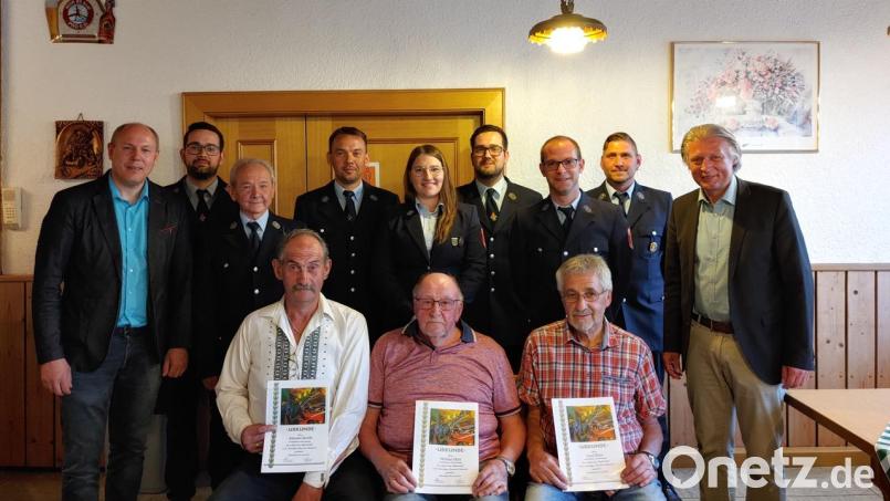 Antonio Secchi (25 Jahre Mitglied, sitzend, von links), Ehrenvorsitzender Helmut Hart (60 Jahre) und Josef Beer (50 Jahre) wurden für ihre Treue zur Feuerwehr Schönkirch geehrt. Vorsitzender Jens Gotthardt (Vierter von links), Bürgermeister Lothar Müller (rechts), Stellvertretender Bürgermeister Markus Preisinger und der Vorstand gratulierten. Bild: Feuerwehr Schönkirch