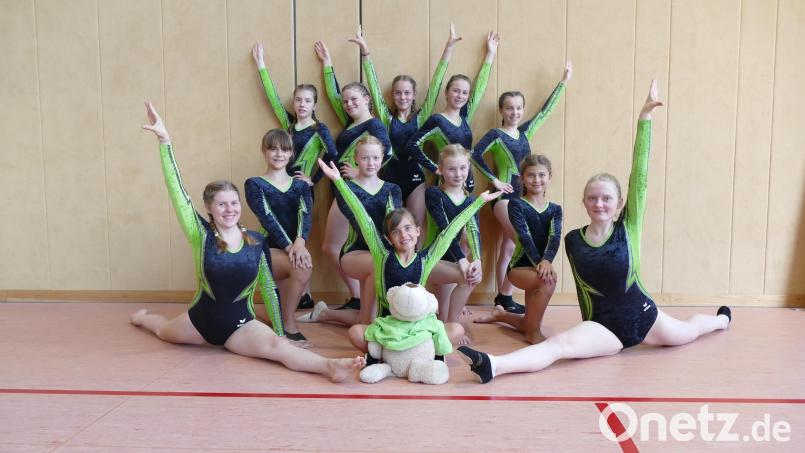 Marie Schmidt (hinten, von links), Luisa Etterer, Valentina Höhne, Helena Göhl und Laura Kobel sowie (mittlere Reihe, von links) Emma Kopp, Emma Kilgert, Sina Drechsler und Amy Langsteiner sowie (vordere Reihe, von links) Larissa Wegmann, Marie Kopp und Melissa Braunreuther freuten sich über ihre Leistungen beim Sommer-Cup. Bild: soj