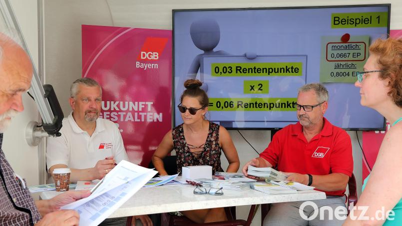 DGB-Regionssekretär Peter Hofmann (Zweiter von links) beantwortete im Renten-Truck auf dem Marktplatz in Amberg Fragen zum Thema Rente. Bild: Wolfgang Steinbacher