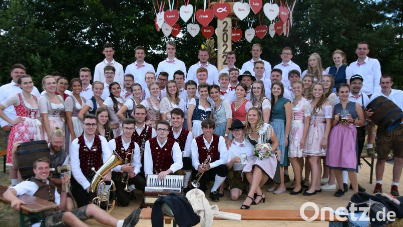 Die 23 Kirwapaare mit dem Oberkirwapaar Lea Taubmann und Jakob Guttenberg mit den Insignien Blumenstrauß und Bierkrug. Bild: wku