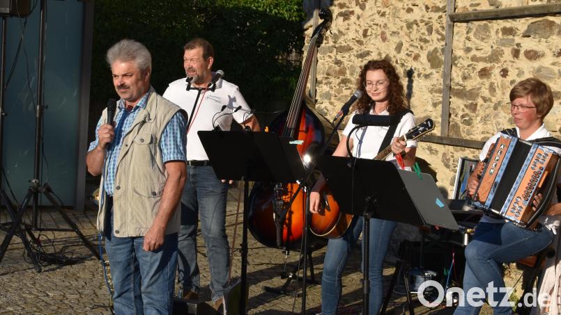 Bühne frei für die "Z‘s": Dritter Bürgermeister Josef Fleißer begrüßte die Gäste zum Auftakt der Abendklänge. Bild: Stadt Schönsee/exb