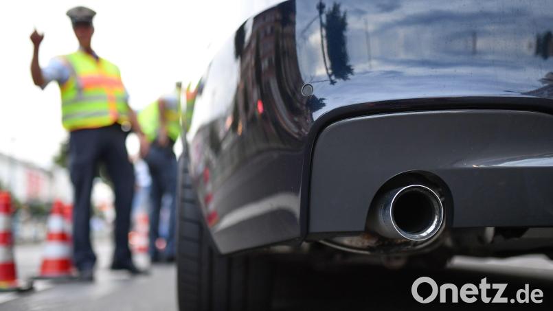 Polizeibeamte kontrollieren in der Nacht zum Samstag, 9. Juli, in Amberg mehrere Autos. Symbolbild: Uwe Anspach/dpa