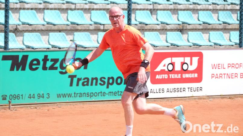 Die Herren 55 des TC Grün-Rot Weiden, im Bild Mannschaftsführer Thomas Maier, kämpfen in der Bayernliga um die Meisterschaft. Bild: pmö