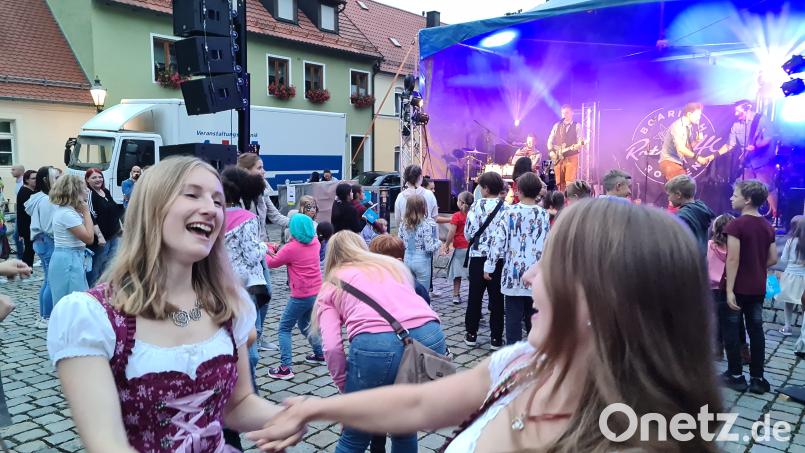 Zur Musik von den Rotzlöffeln war Anfangs noch Platz für einen Tanz zu Zweit. Bild: sne