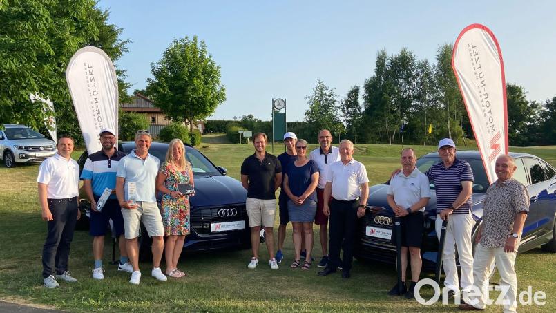 Nach der Siegerehrung auf der Anlage des Golfclubs Stiftland, von links Audi-Zentrum-Verkaufsleiter Damian Pioretzki, Johannes Kirchner, Andreas Graf, Elke Höhn, Thomas Hartung, Johannes Vollath, Giséle Tausch, Heinz Engmann, Reinhold Lehnert (Betriebsleiter Audi Zentrum Hof), Peter Burger, Andreas Kunz und Präsident Herbert Bäuml. Bild: Golfclub Stiftland/exb