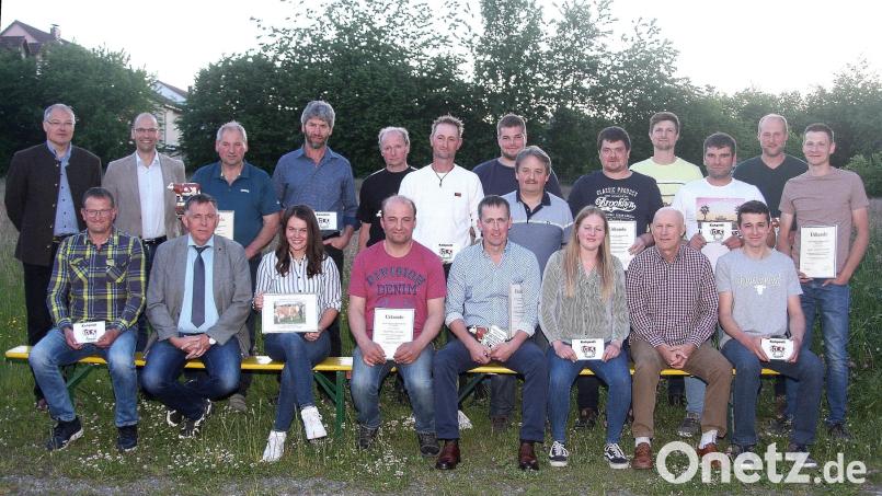 Höhepunkt bei der Jahreshauptversammlung der KRZG waren die Ehrungen der erfolgreichen Rinderzüchter im Landkreis Tirschenreuth. Es gratulierten (stehend, von links) Veterinär Clemens Dötsch und Kreisobmann Ely Eibisch. Glückwünsche kamen auch von Rinderzuchtberater Rudolf Traxinger (vorne, Zweiter von rechts). Bild: wro
