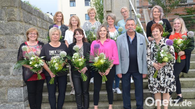 Zahlreiche Mitarbeiter sind im Friseurgeschäft Schönberger seit zig Jahren angestellt. Dafür gab es von Friseurmeister Günther Schönberger Auszeichnungen und Blumen. Seine Ehefrau Evi (vorne, rechts) und Tochter Sandra (rechts) unterstützten den Geschäftsmann vor allem in Corona-Zeiten maßgeblich. Bild: dob