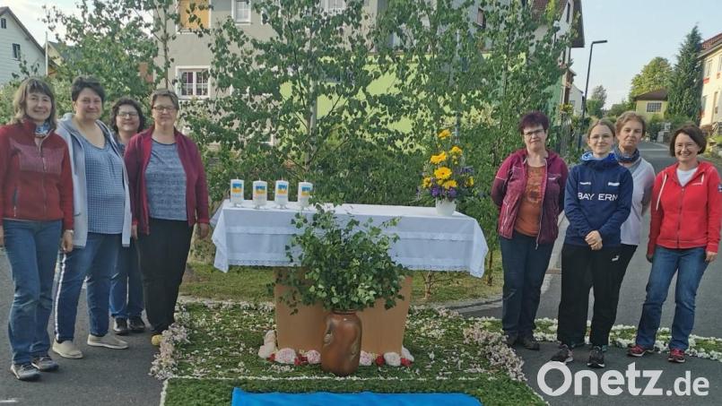 KAB-Frauen stricken, gestalten und basteln das ganze Jahr über für einen guten Zweck: Monika Rauch (von links), Melanie Bauer, Karin Kellner, Simone Glaser, Claudia Sticht, Dorothea Nolda, Gabi Ehrich und Christine Nolda. Bild: gis
