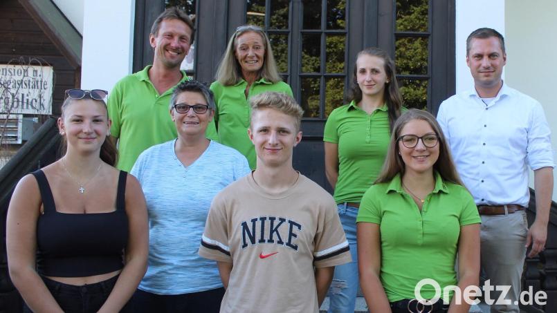 Die Vorsitzenden Horst Serfling (hinten, von links), Andrea Pfreundtner und Karola Hausmann mit Bürgermeister Wolfgang Söllner sowie (vorne, von links) Miriam Fischer, Judith Zaus, David Krapf und Leonie Serfling. Bild: soj