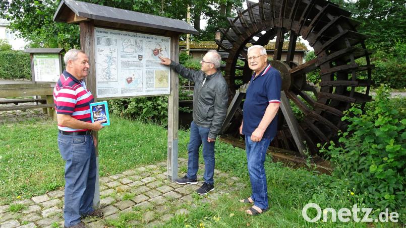Maßgeblich war der "Stadtturm" am Erhalt des letzten Pfreimder Mühlrades beteiligt. Das Bild zeigt (von links) Vorsitzenden Peter Egerer sowie die Vorstandsmitglieder Reinhard Steindl und Christoph Schnabel Bild: hm